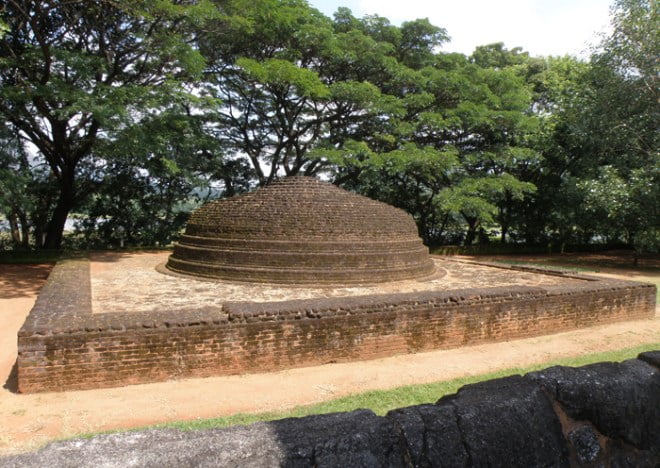Rare stupa de briques crues à Nalanda Gedige