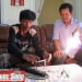 Người đàn ông không dám gần vợ vì cơ thể phát điện