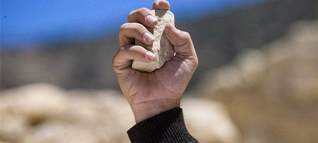 Chuyện Hòn Ðá Ném Ði