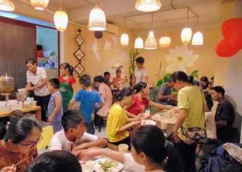 Quán buffet chay tùy tâm giữa lòng Sài Gòn: Khách đến ăn vui thì trả tiền, nếu không cũng chẳng sao