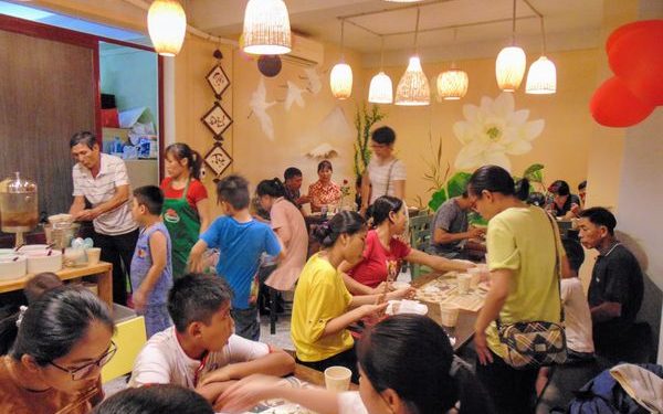 Quán buffet chay tùy tâm giữa lòng Sài Gòn: Khách đến ăn vui thì trả tiền, nếu không cũng chẳng sao
