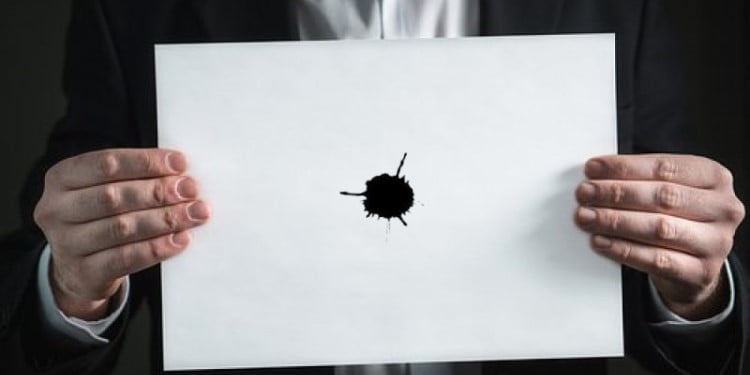 Chấm mực đen trên tờ giấy trắng